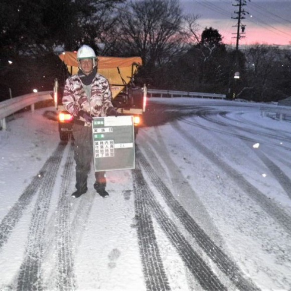 道路の凍結防止剤散布および除雪作業